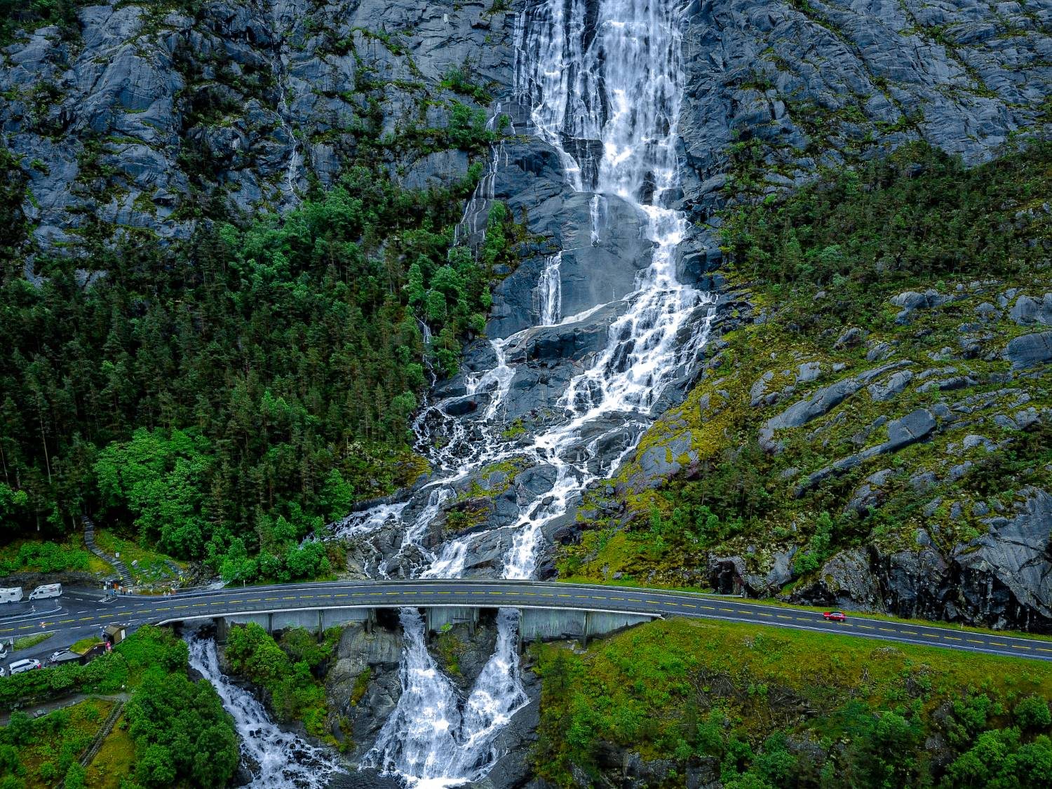 Dronebilde av innsjø og norsk landskap