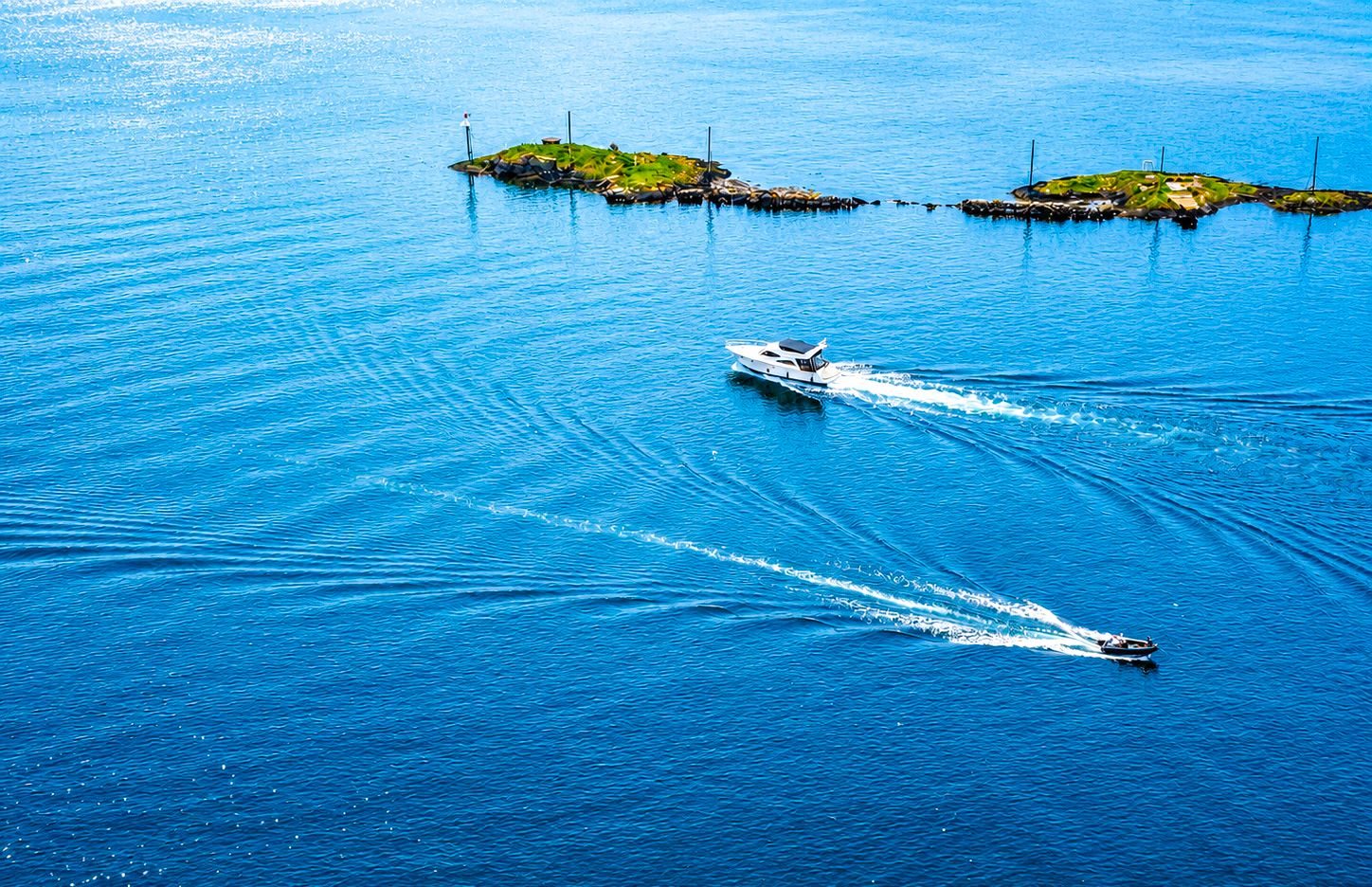 Dronefoto av båt og kystlandskap i Rogaland