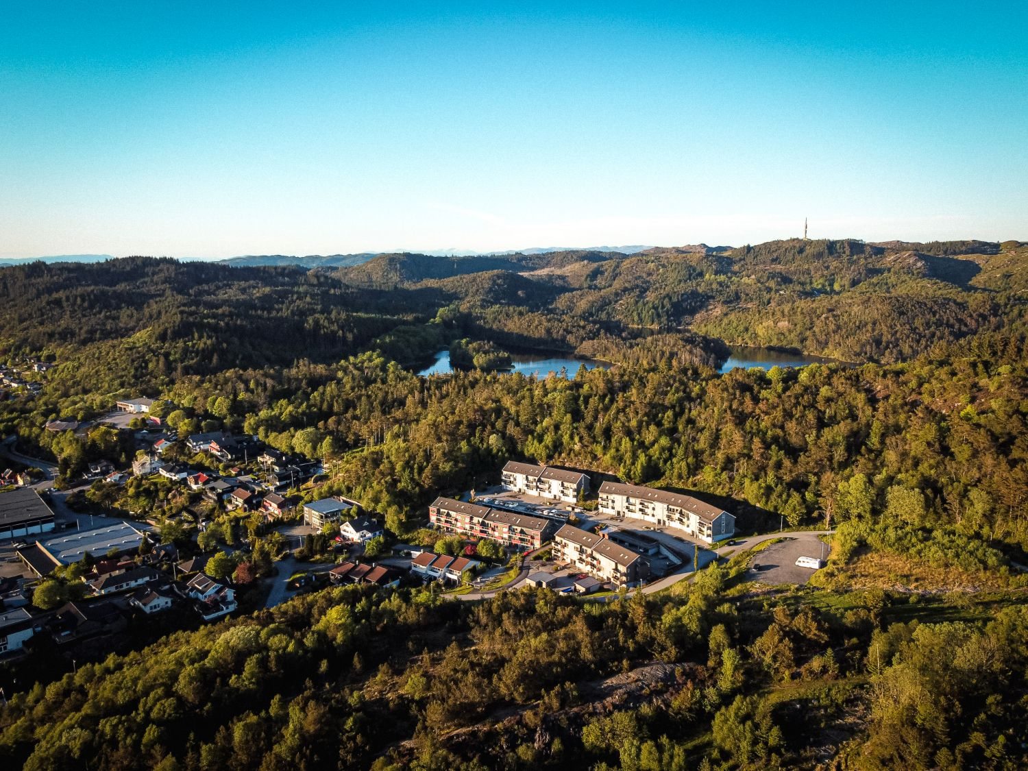 Luftfoto av leilighetsbygg i naturlandskap — panoramautsikt