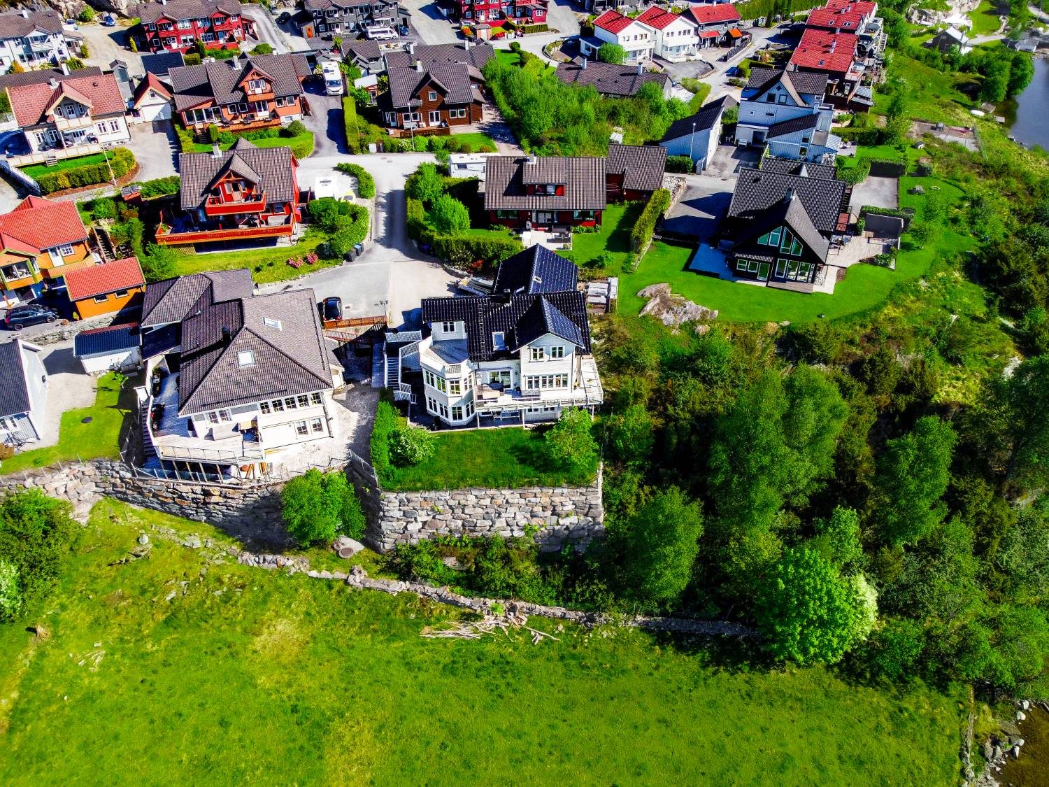 Dronefoto av villa og boligområde fra lufta