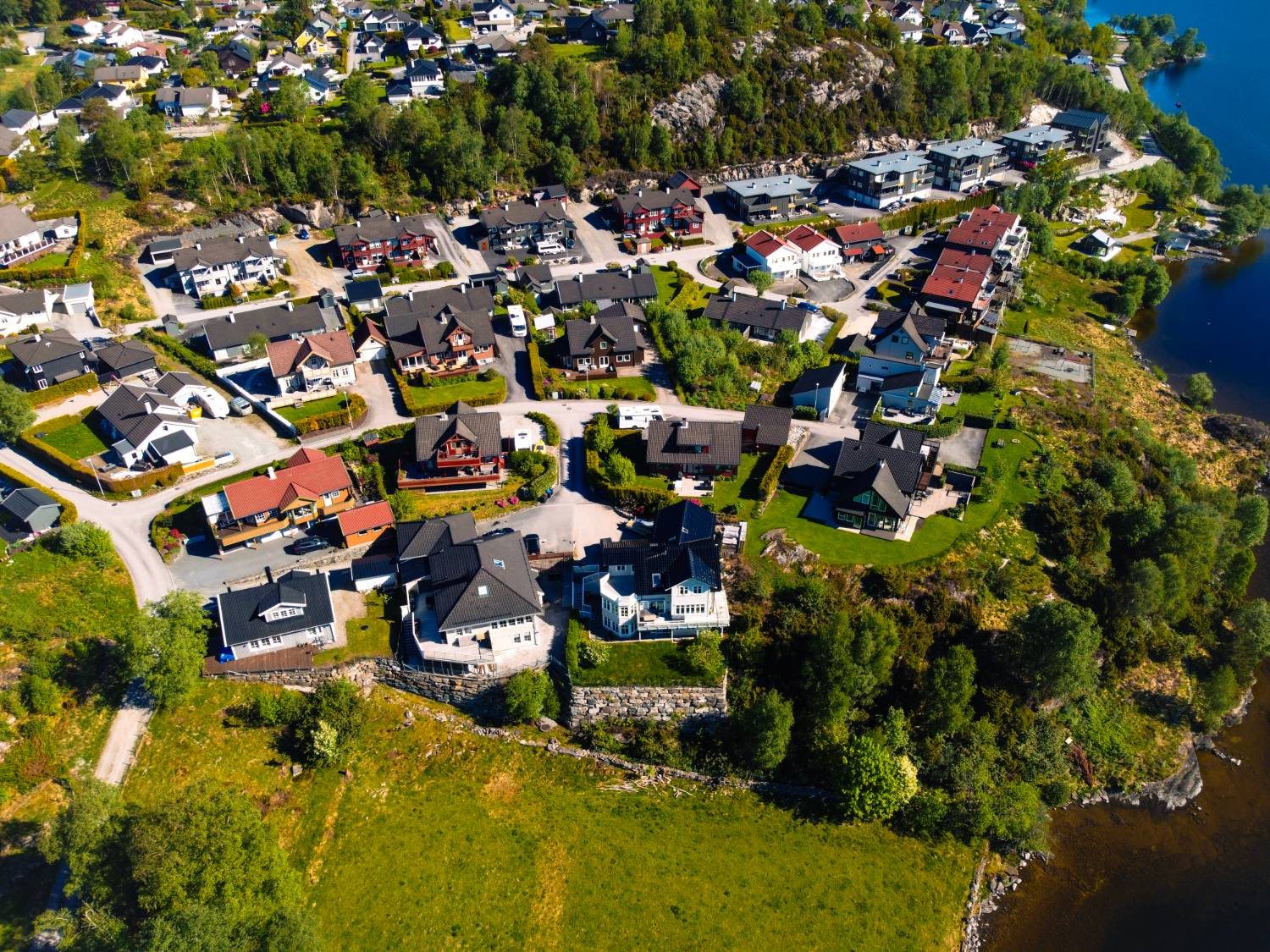 Luftfoto av boligområde ved sjøen — kystnær eiendom