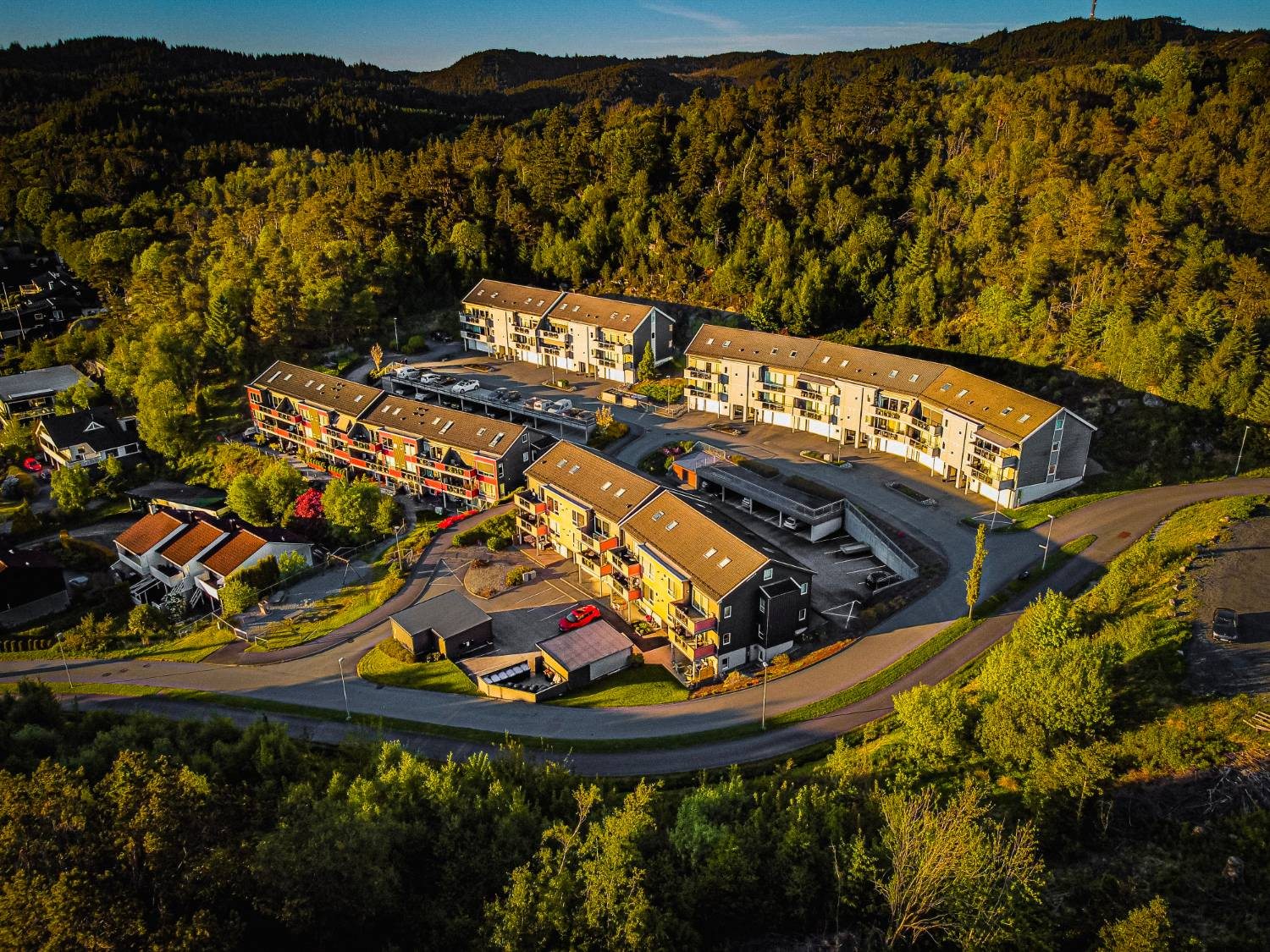Luftfoto av leilighetsbygg i naturlandskap — gyllen time